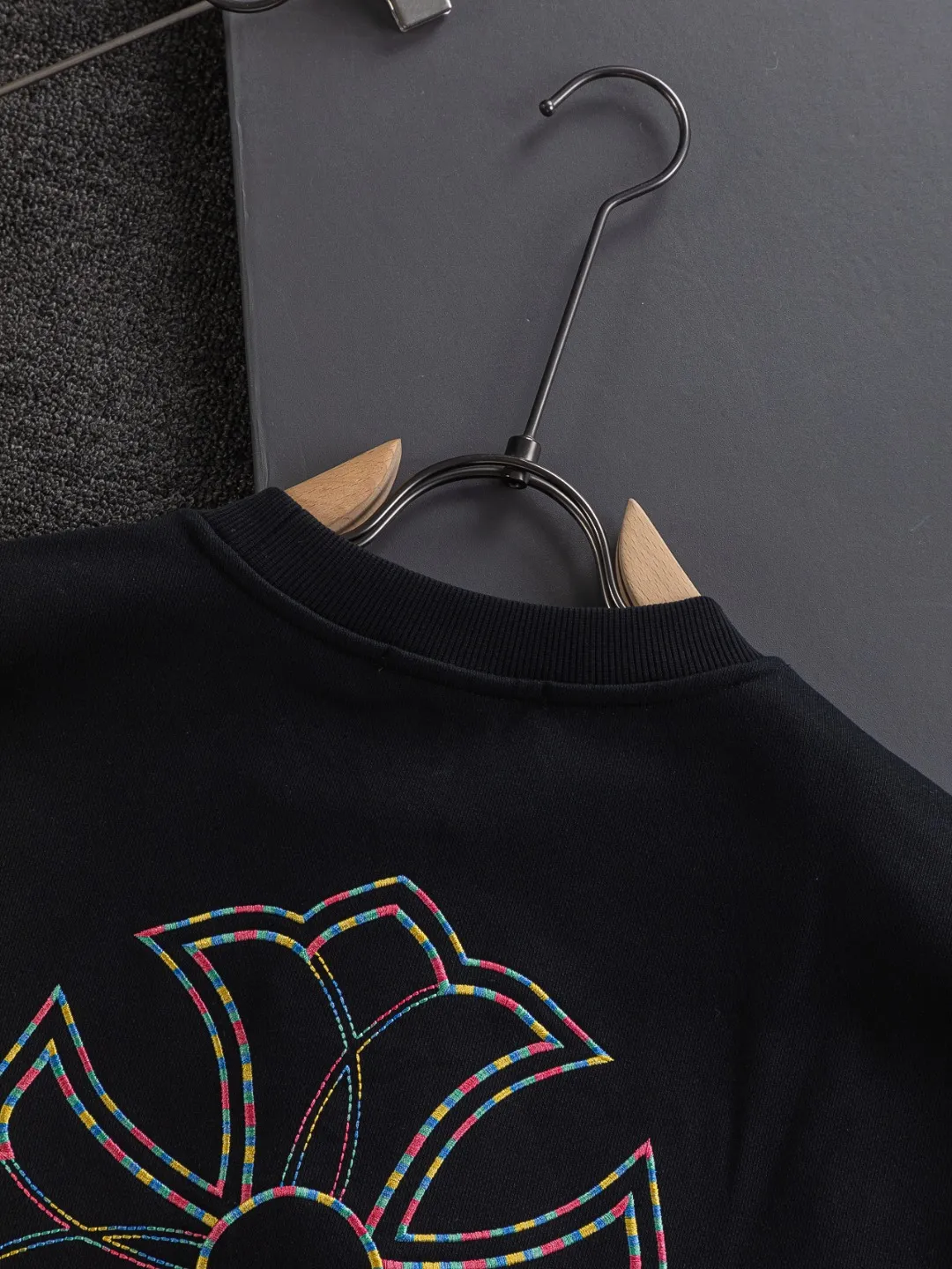 P240 Chrome Hearts CH Cross 25SS Autumn and Winter Sweatshirt Early Autumn Classic Colorful Horseshoe Patch Embroidery on the Chest Colorful Cross ✝️🪡Embroidered Logo on the Back Round Neck Pullover Sweatshirt, a popular style, a style that both men and women like, same style for men and women, 100% chance of turning heads when you wear it when you go out! It’s all about being handsome. The designer’s classic sense is precisely grasped. The whole piece of clothing is heavy. Industrial washing process. Ready-made garments are dyed + sprayed for a horse effect. The double-wash process is very recognizable. It uses heavy washing to make it distressed. The edges of the patch are slightly rolled and naturally distressed. It has a three-dimensional sense of layering and a little damage. It is very visually lethal. It adheres to Kroxin's consistent rough style. The chest and back are large, and the horseshoe flower printed patch pattern is embroidered and decorated. It is also decorated with silver metal engraved distressed buttons. The classic elements full of brand recognition instantly enhance the overall sense of grade and specification. Its texture is quite high-end! The overall feeling is high-end, simple and elegant, with silver hardware accessories, a full set of customized accessories, and the pattern of the entire dress is all decorated with patchwork three-dimensional embroidery technology, which is the finishing touch of the entire dress. The design on the back is even more eye-catching! ! This full back is so cool, it’s full of design, and the overall upper body style highlights fashion and individuality. Wearing it together as a couple is even more popular on the street. I recommend the early autumn sweatshirt! ! The fabric is a unique 440g 100% cotton, which is skin-friendly, breathable, warm to the touch, firm in texture, and smooth in lines. It can be called a back killer, which has very strict requirements on craftsmanship and cost. The smooth neckline, flat cuffs and hems are large and tightly stitched, tight and orderly, and the details are perfect. The consistent OS version can be worn alone or layered. It is very casual, but very iconic! It is simply the flagship of high-end trendy brands and must be included in your wardrobe. It has the American fashion spirit of freedom and individuality, and is highly recognizable and stylized! Color: Black White Size: S-XL Size chart: S: Shoulder width 51-Bust 56-Length 69 M: Shoulder width 52.5-Bust 58-Length 71 L: Shoulder width 54-Bust 60-Length 73 XL: Shoulder width 55.5-Bust 62-Length 75